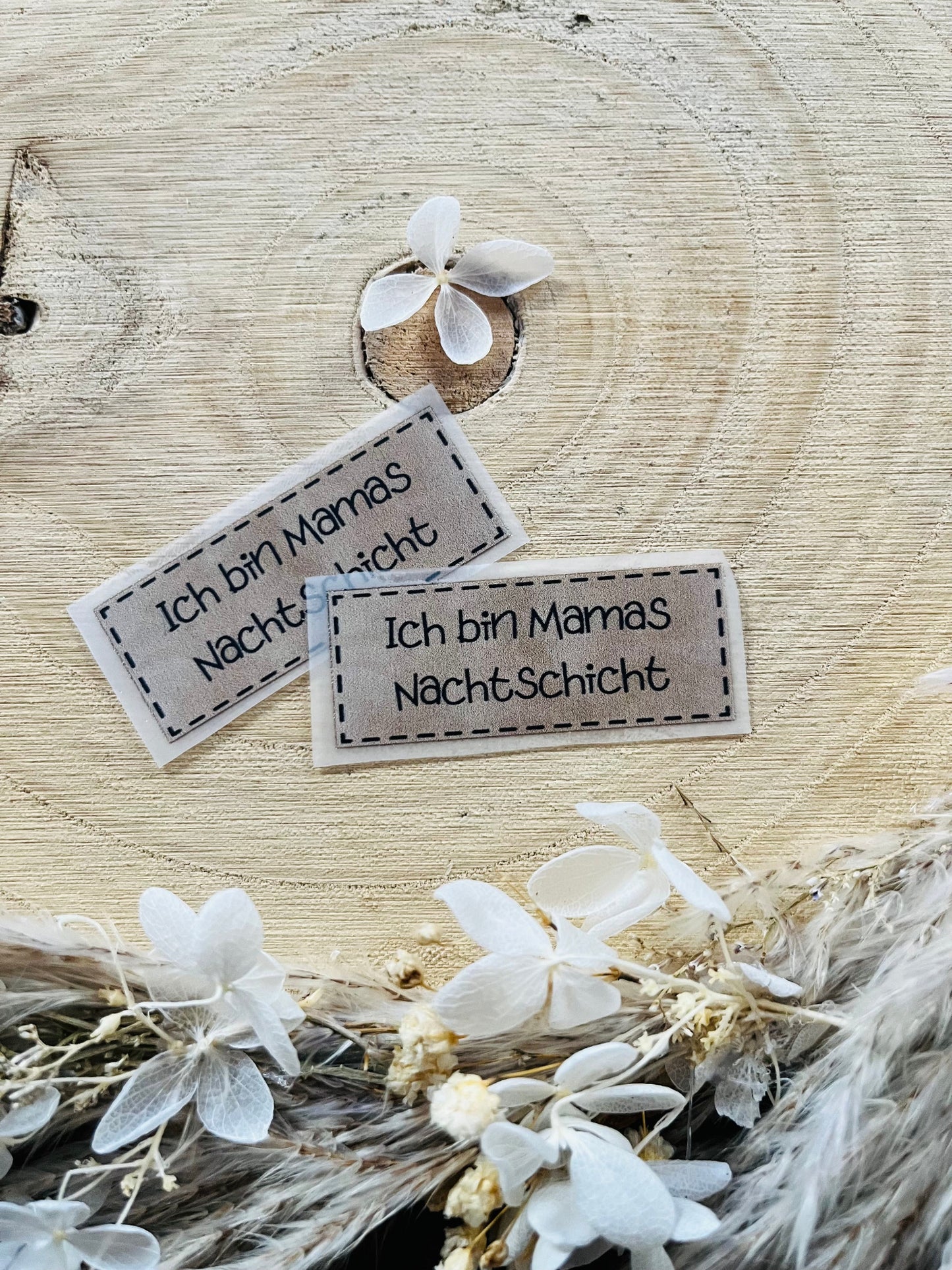 hellgraues Bügellabel mit dem Spruch Ich bin Mamas Nachtschicht in schwarzer Schrift