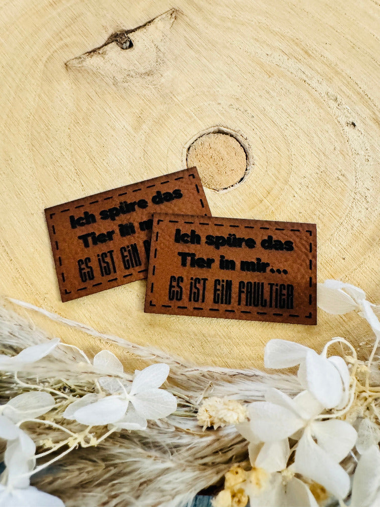 superweiches braunes Kunstlederlabel mit dem Spruch ich spüre das Tier in mir... Es ist ein Faultier