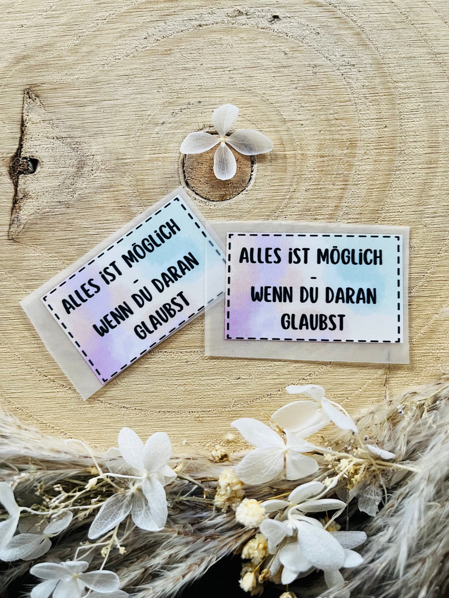 hellblau weisses Bügellabel mit dem Spruch Alles ist möglich - wenn du daran glaubst
