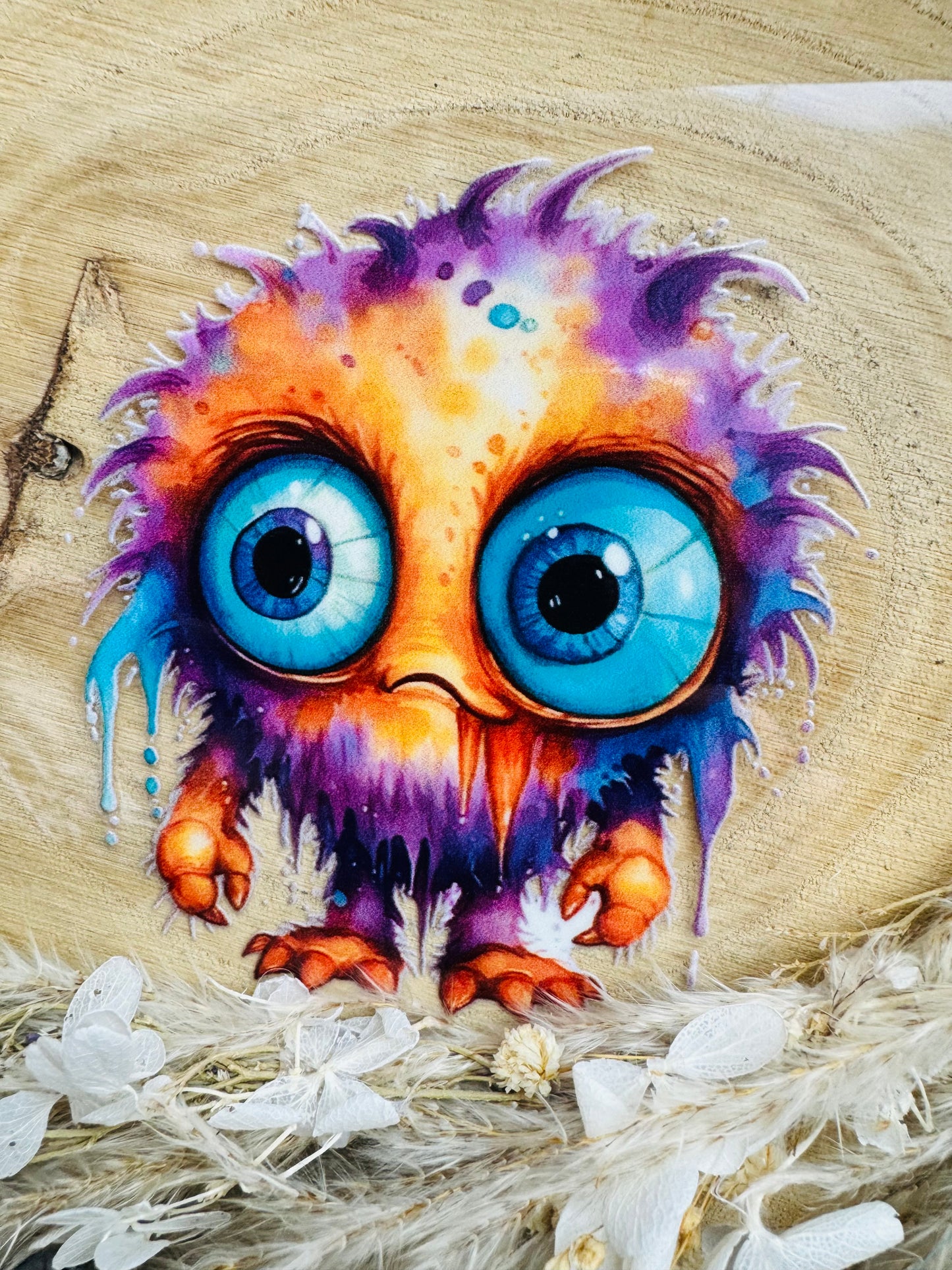 UV-Sticker eines kleinen Krümelmonsterchen mit großen blauen Augen in bunten aquarell Farben