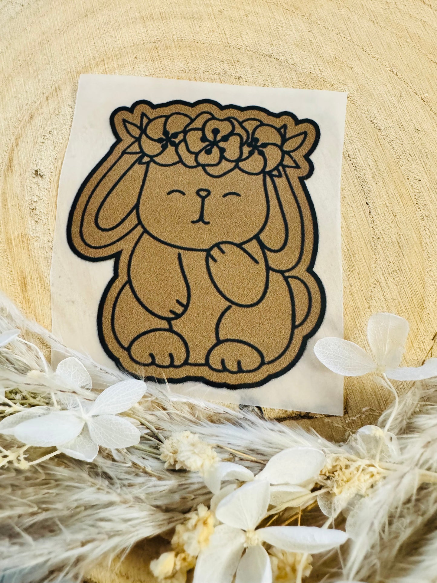braunes Bügellabel Etikett mit einem kleinen sitzenden Häschen
