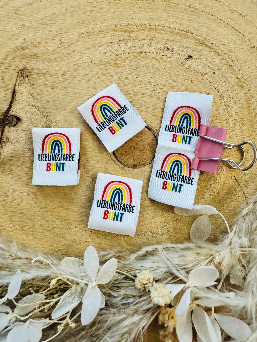 weisses Weblabel mit Aufschrift Lieblingsfarbe Bunt und einem Regenbogen in bunten Farben