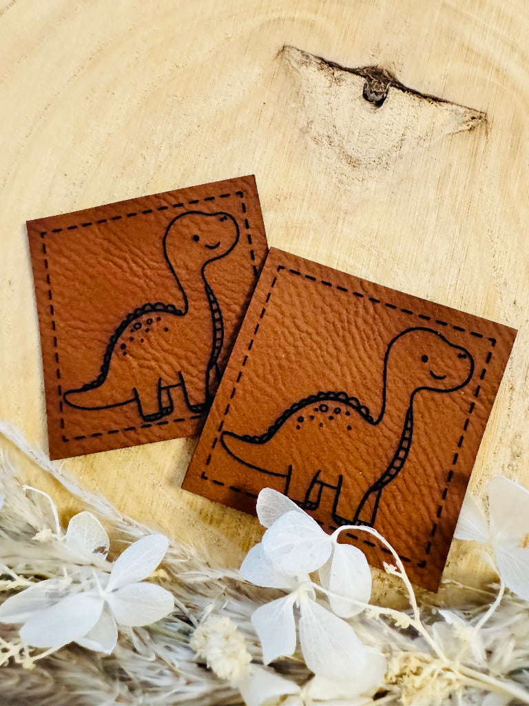 superweiches braunes Kunstlederlabel mit einem kleinen Dino abgebildet