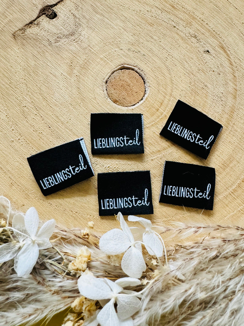 schwarzes Weblabel mit dem Spruch Lieblingsteil in weisser Schrift