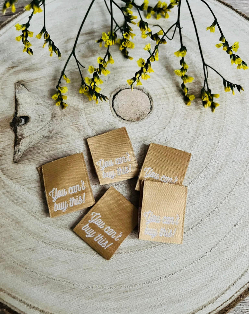 goldenes Weblabel mit dem Spruch You can`t buy this Ausrufezeichen in weisser schrift