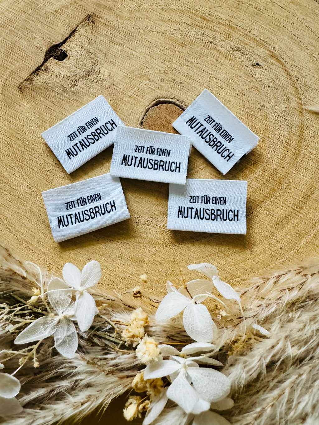 weisses Weblabel mit dem Spruch Zeit für einen Mutausbruch in schwarzer Schrift