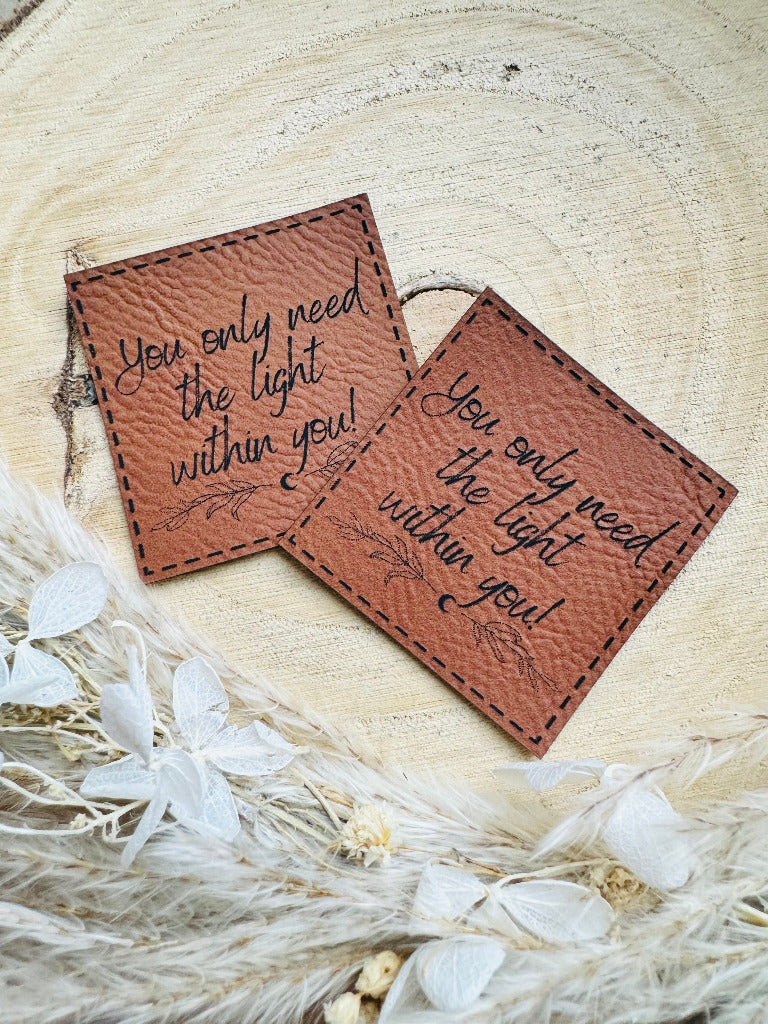 superweiches braunes Kunstlederlabel mit dem Spruch You only need the light within you Ausrufezeichen