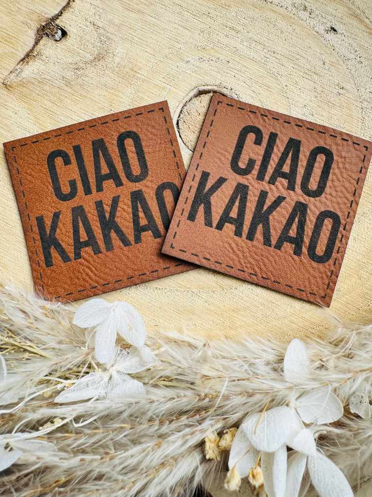 superweiches braunes PU-Label mit dem Spruch Ciao Kakao in schwarzen Buchstaben