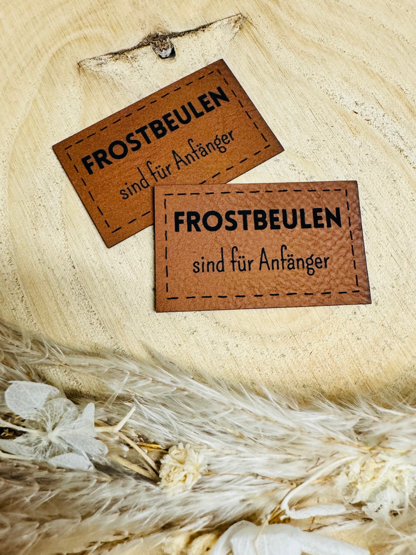 braunes christmas kunstlederlabel mit dem spruch frostbeulen sind für anfänger