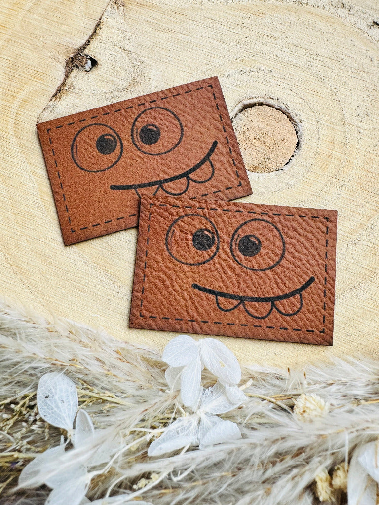 superweiches braunes Kunstlederlabel mit einem kleinen lustigen Gesicht mit großen Augen