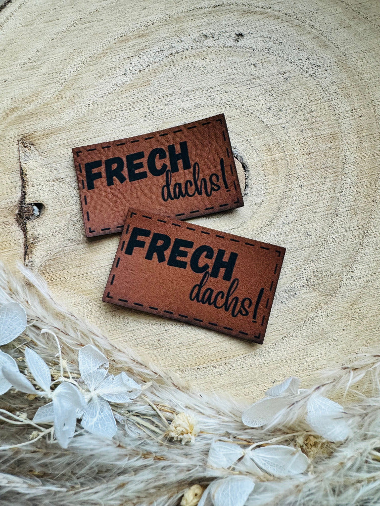 superweiches braunes Kunstlederlabel mit dem Spruch Frechdachs Ausrufezeichen