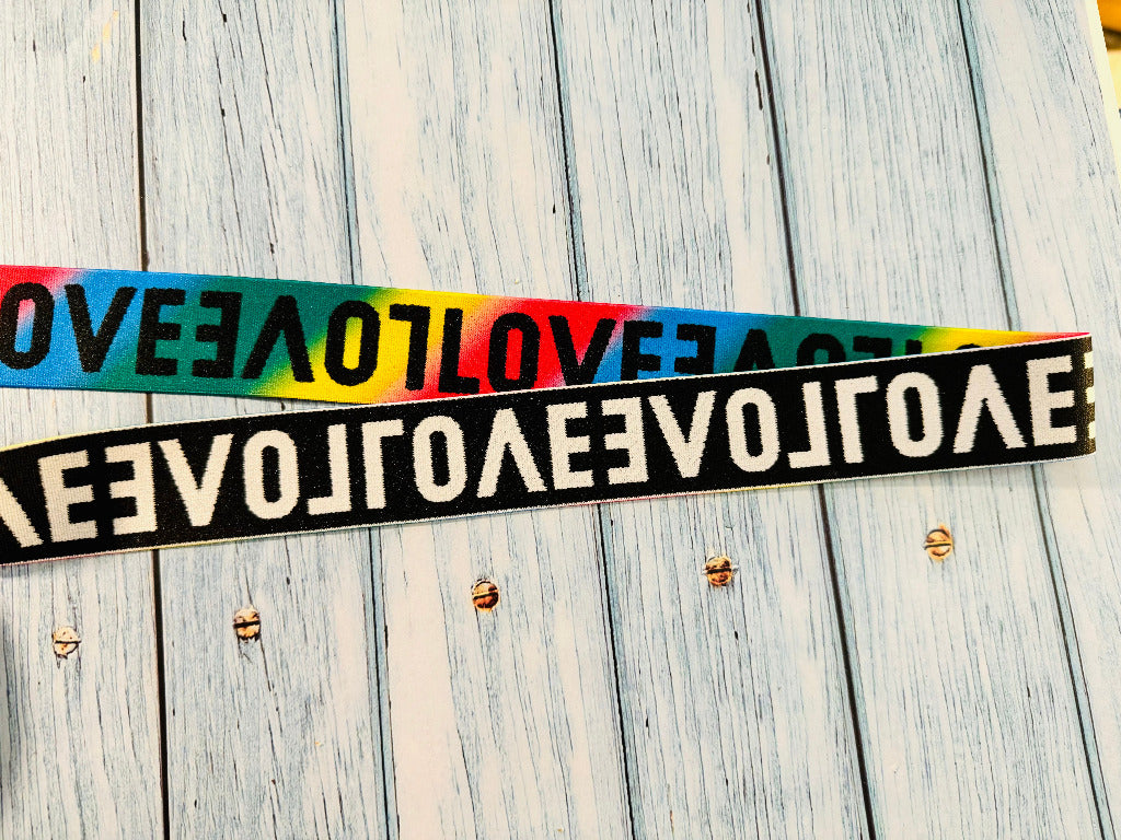 elastisches Gummiband mit dem Spruch LOVE in Regenbogen farben vier Zentimeter breit