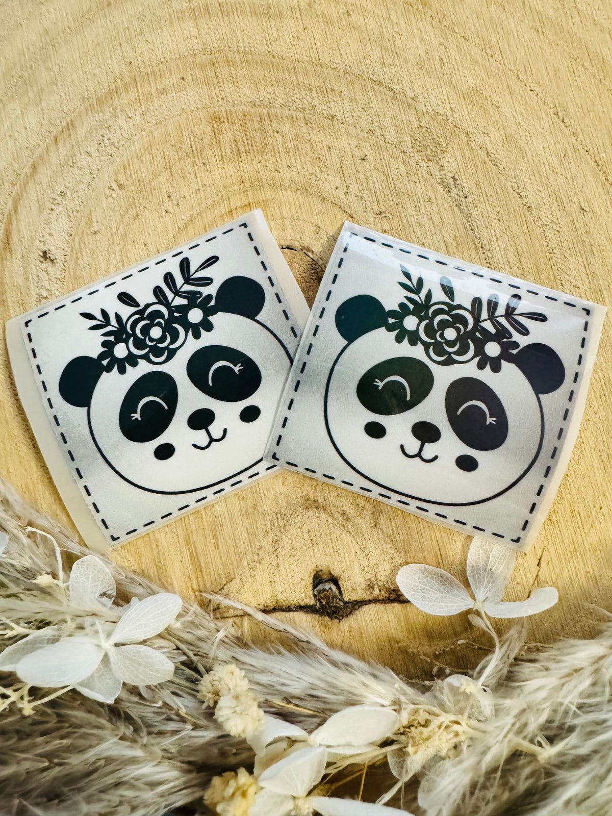 schwarz silbernes Bügelbild mit einem kleinen Pandagesicht