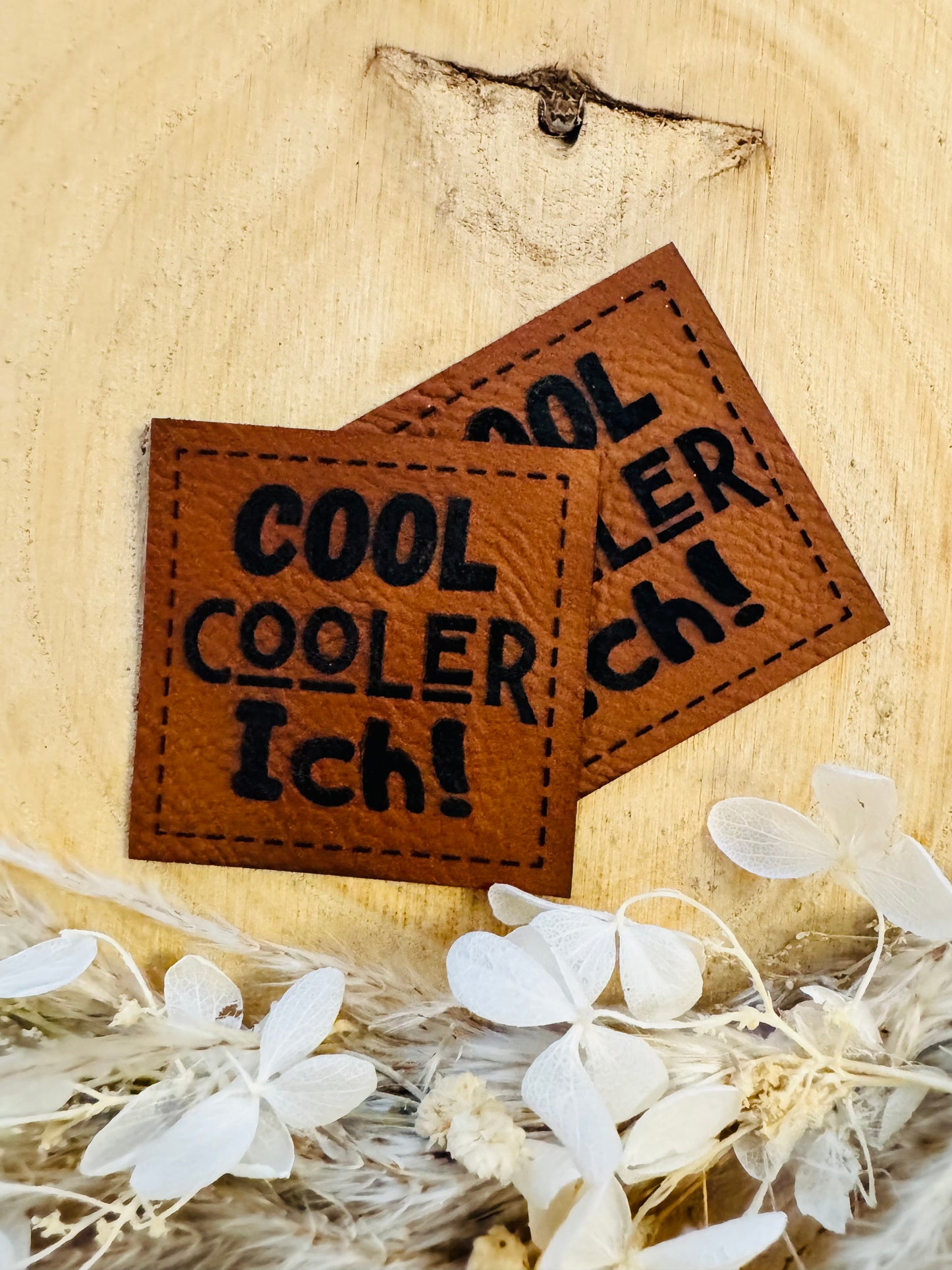 braunes Kunstlederlabel mit dem Spruch Cool Cooler Ich Ausrufezeichen