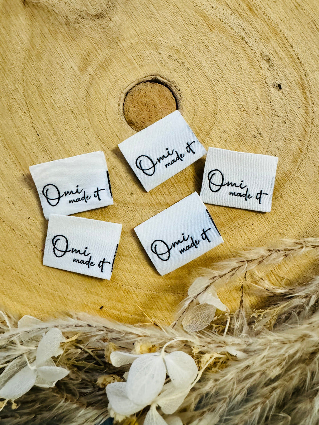 weisses Weblabel mit Spruch Omi made it in schwarzere Schrift