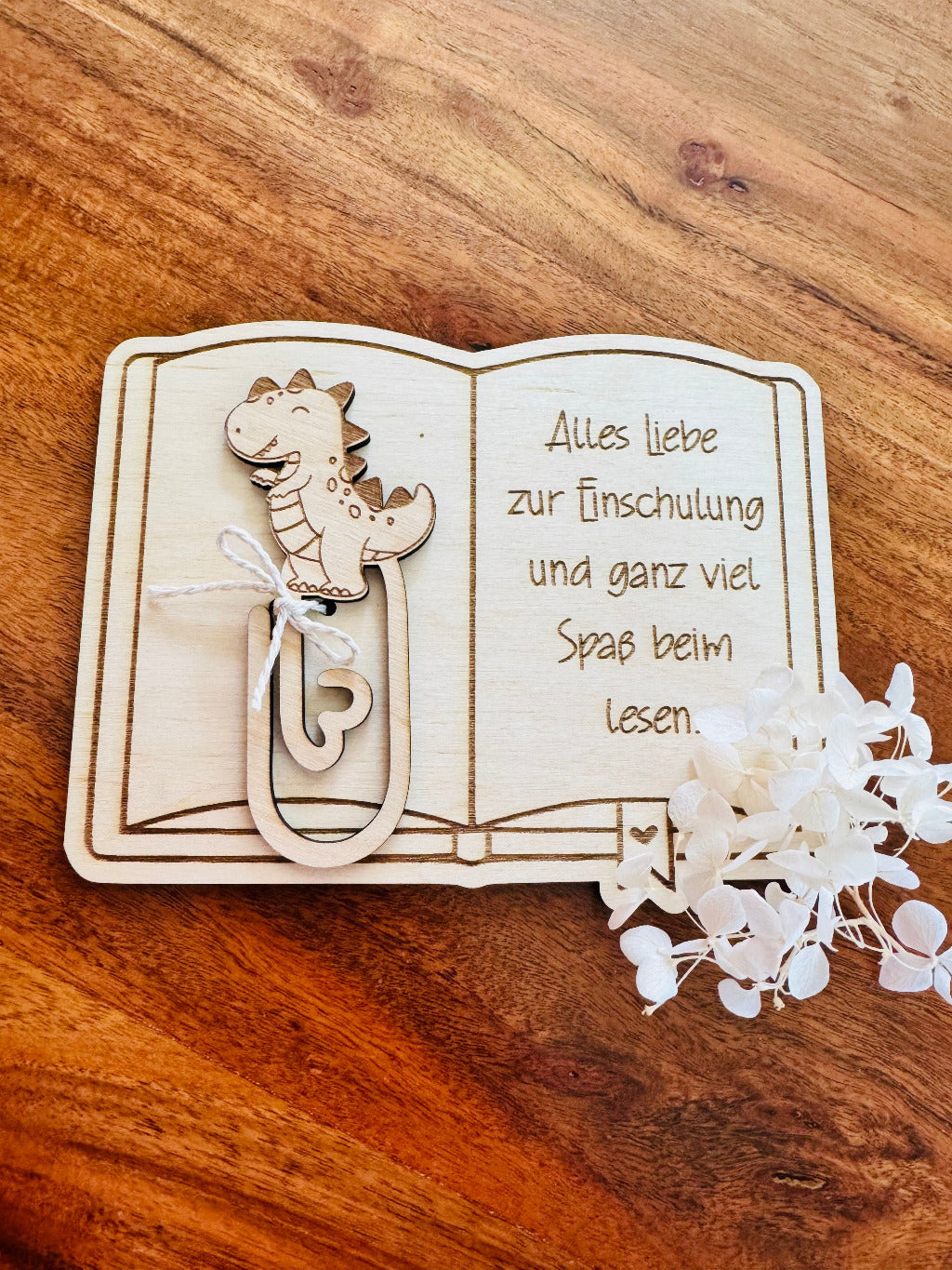 schönes personalisierbares Geschenk zur Schuleinführung aus Birkenholz in Form eines aufgeschlagenen Buches und dem Spruch Alles Liebe zur Einschulung und ganz viel Spaß beim lesen.