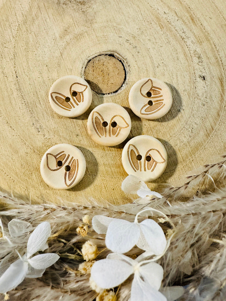 Holzknopf rund mit abgebildeten Hasenohren