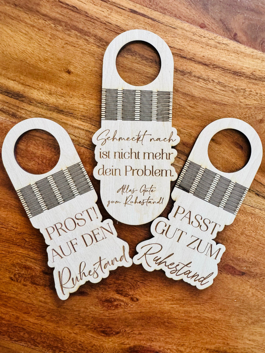flexibler Flaschenanhänger aus lasergravierten Birkenholz mit verschiednen Motiven