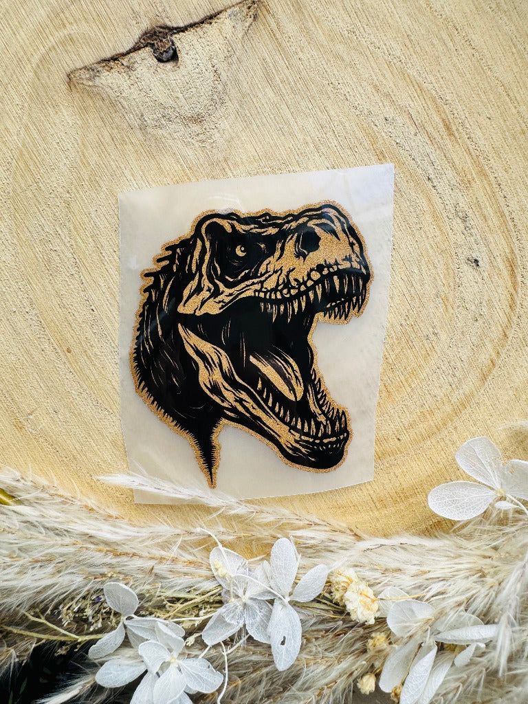 Bügellabel Etikett mit einem Dinosaurier mit weit aufgerissenem Maul