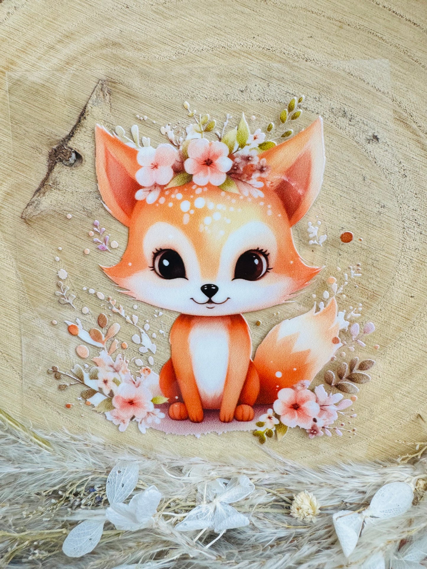 UV-Sticker mit einem kleinen niedlichen sitzenden Fuchs auf einer kleinen Blumenwiese