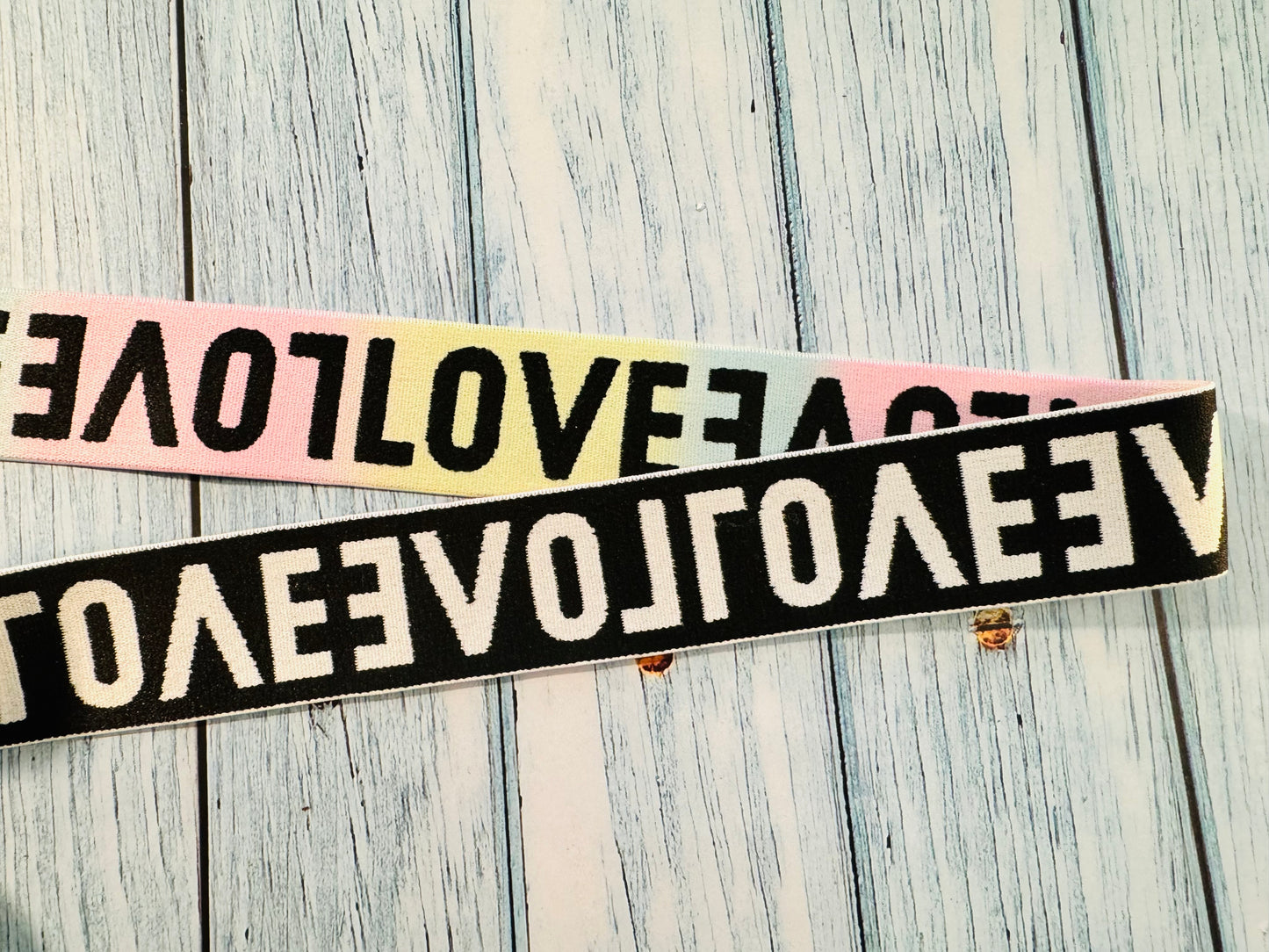 elastisches Gummiband mit dem Motiv Love in Pastellfarben vier zentimeter breit