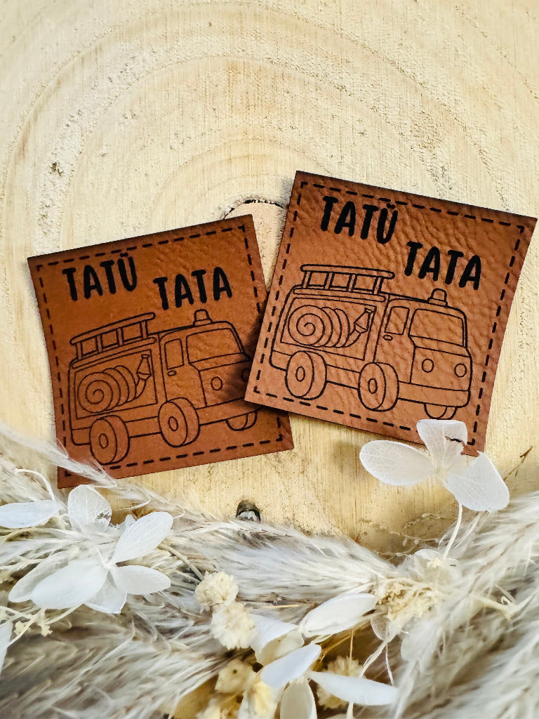 superweiches braunes Kunstlederlabel mit dem Spruch Tatü Tata und einer Feuerwehr abgebildet