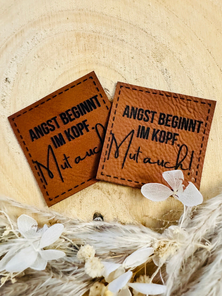 superweiches braunes Kunstlederlabel mit dem Spruch Angst beginnt im Kopf - Mut auch Ausrufezeichen