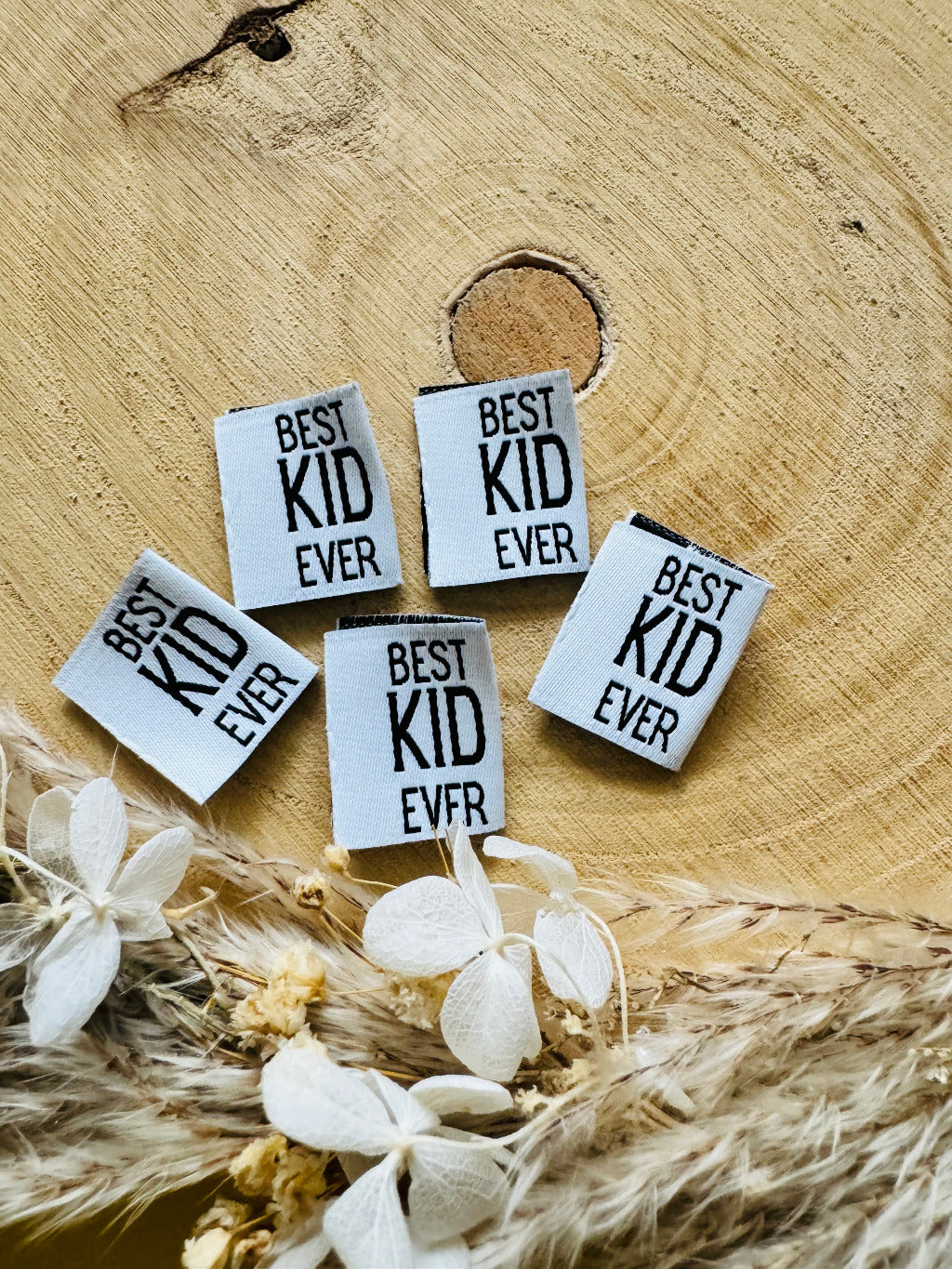 weisses Weblabel mit dem Spruch Best Kid ever in schwarzer Schrift