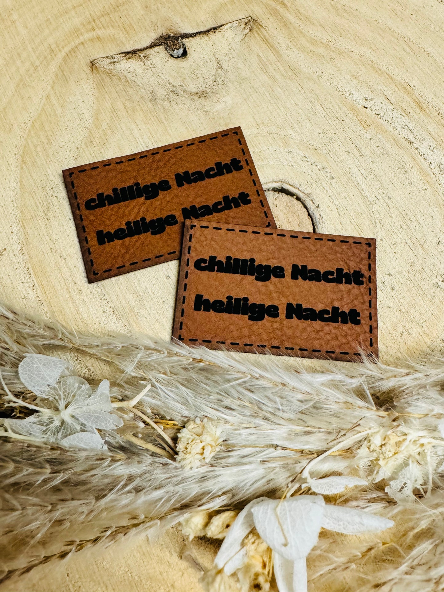 braunes christmas kunstlederlabel mit dem spruch chillige nacht heilige nacht