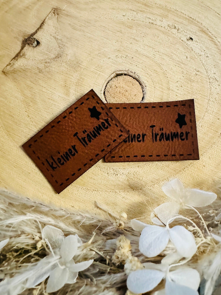 superweiches braunes Kunstlederlabel mit dem Spruch kleiner Träumer und einem kleinen Stern abgebildet