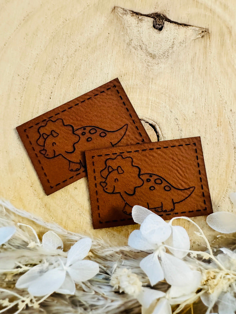 superweiches braunes Kunstlederlabel mit einem kleinen Dino abgebildet