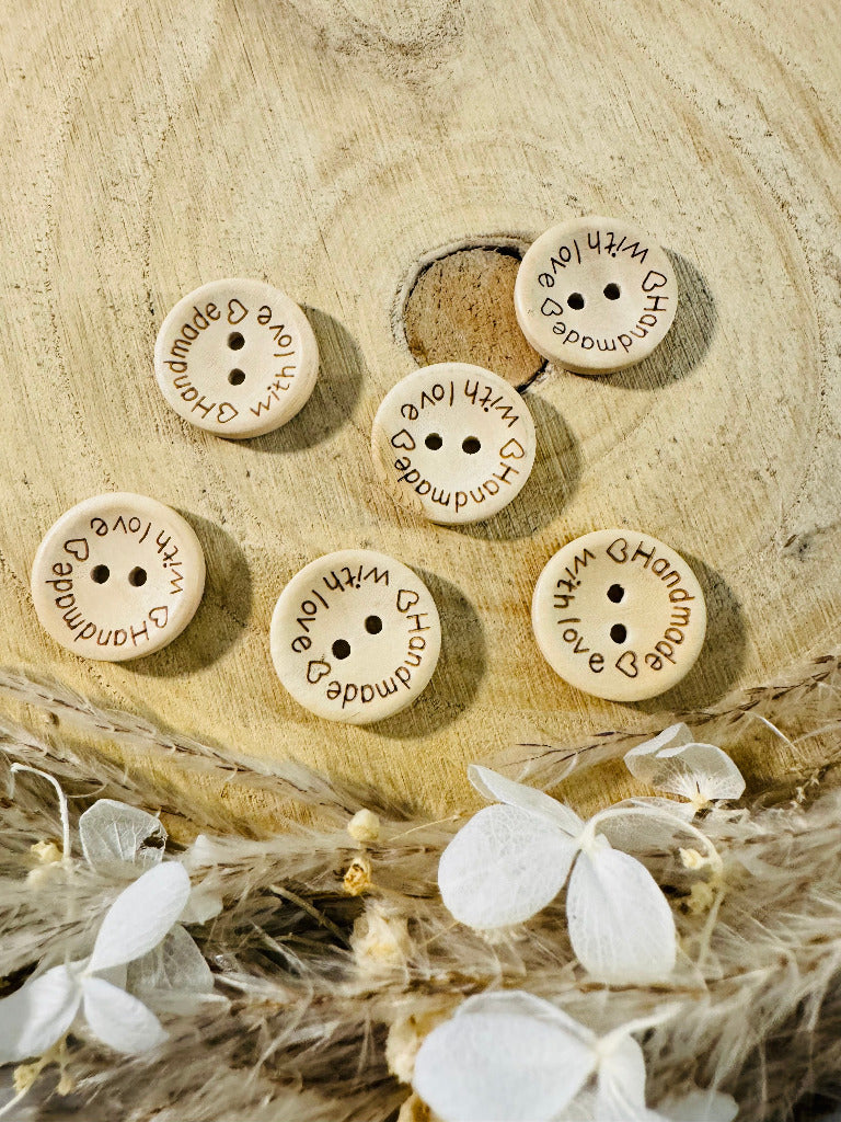 heller Holzknopf Durchmesser 20 Millimeter und dem Spruch Handmade with Love und kleinen Herzchen