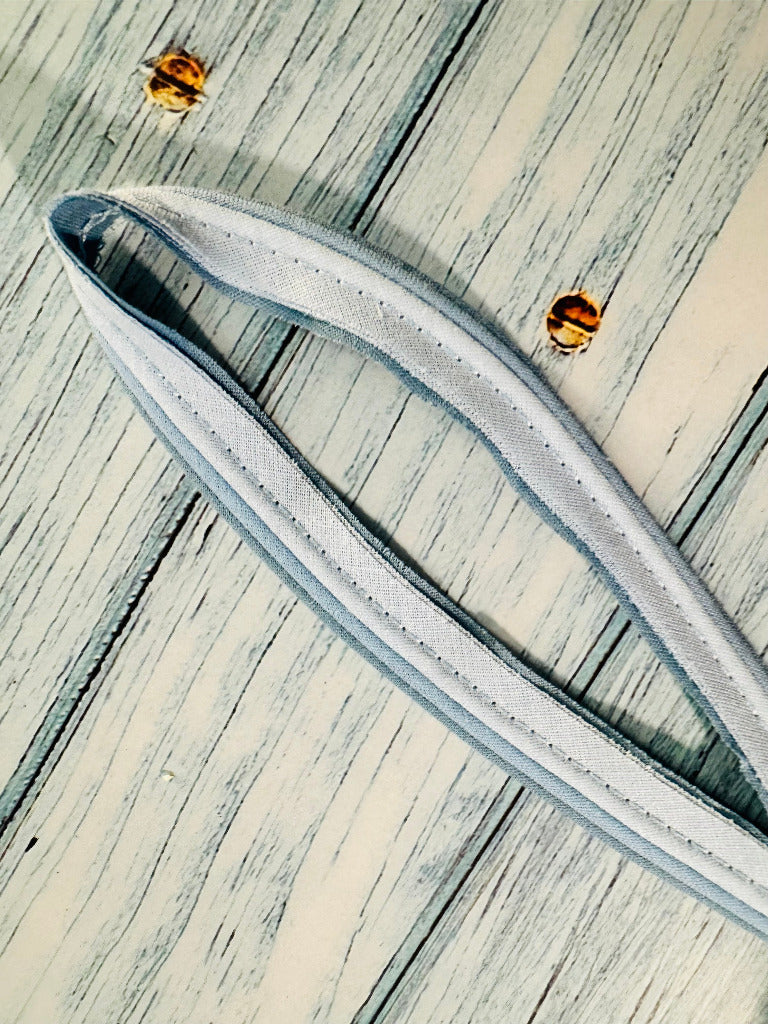 Dreifach Baumwollpaspel in Farbe hellblau, Breite 8 Millimeter.