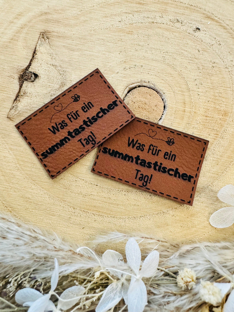 superweiches braunes Kunstlederlabel mit dem Spruch Was für ein summtastischer Tag Ausrufezeichen mit einem kleinen Bienchen