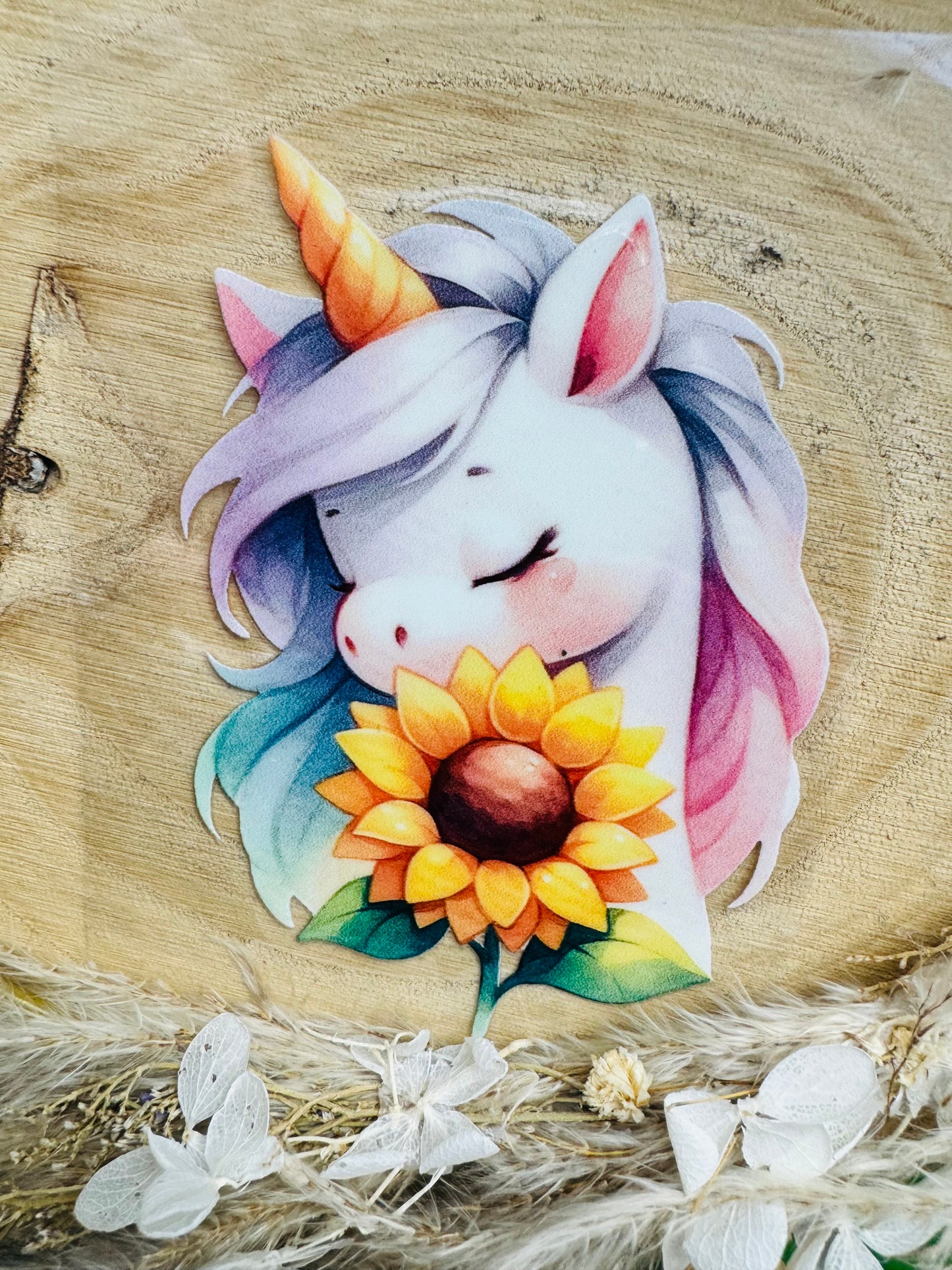 UV-Sticker mit einem kleinen süßen Einhorn mit einer Sonnenblume