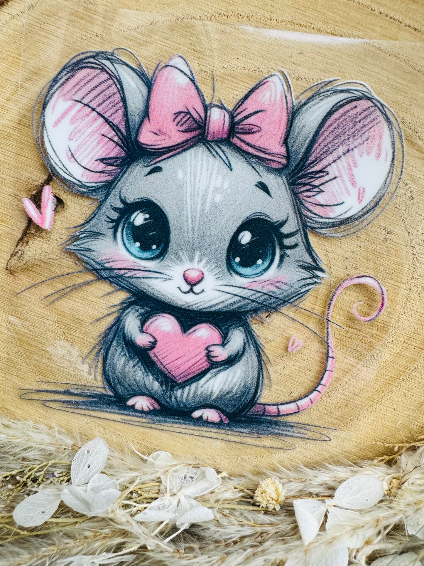 UV-Sticker mit einer kleinen niedlichen Maus mit rosa Schleife im Haar und einem roten herzchen in den Händen gezeichnet