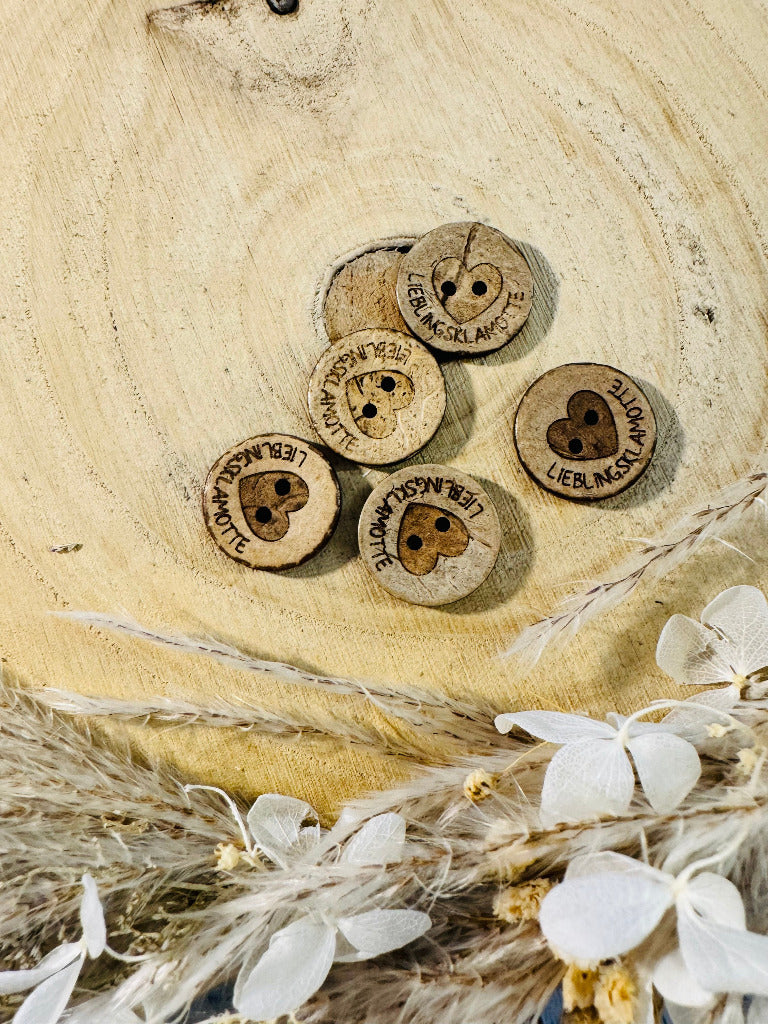 Kokosknopf rund mit dem Wort Lieblingsklamotte und einem Herzchen