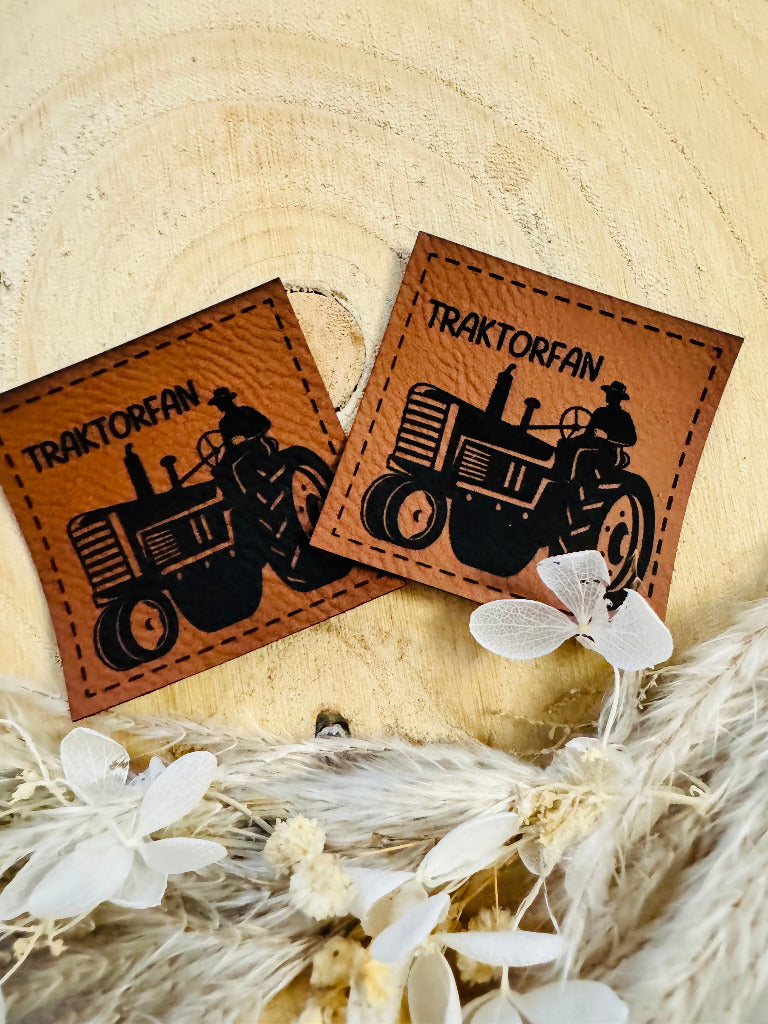 superweiches braunes Kunstlederlabel mit dem Spruch Traktorfan und einer Traktorshilouette