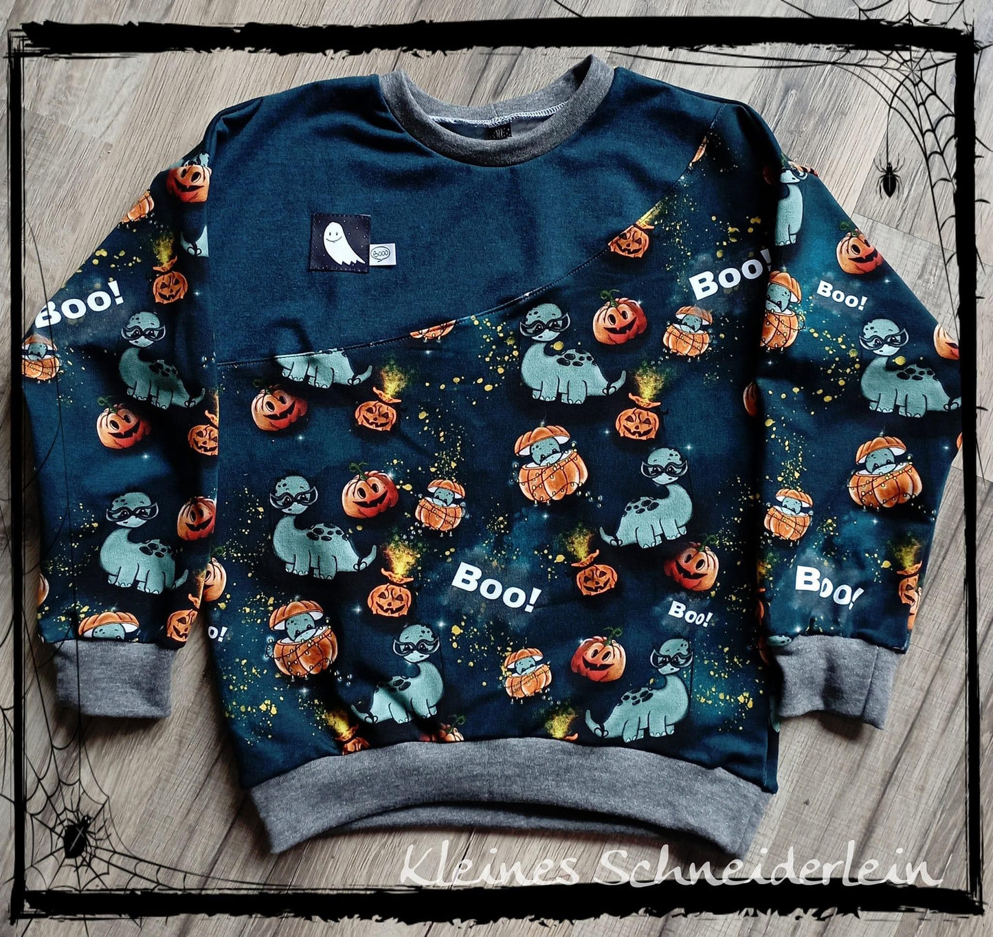 wunderschöner Kinder pullower mit dem Spuky Dino Stoff genäht