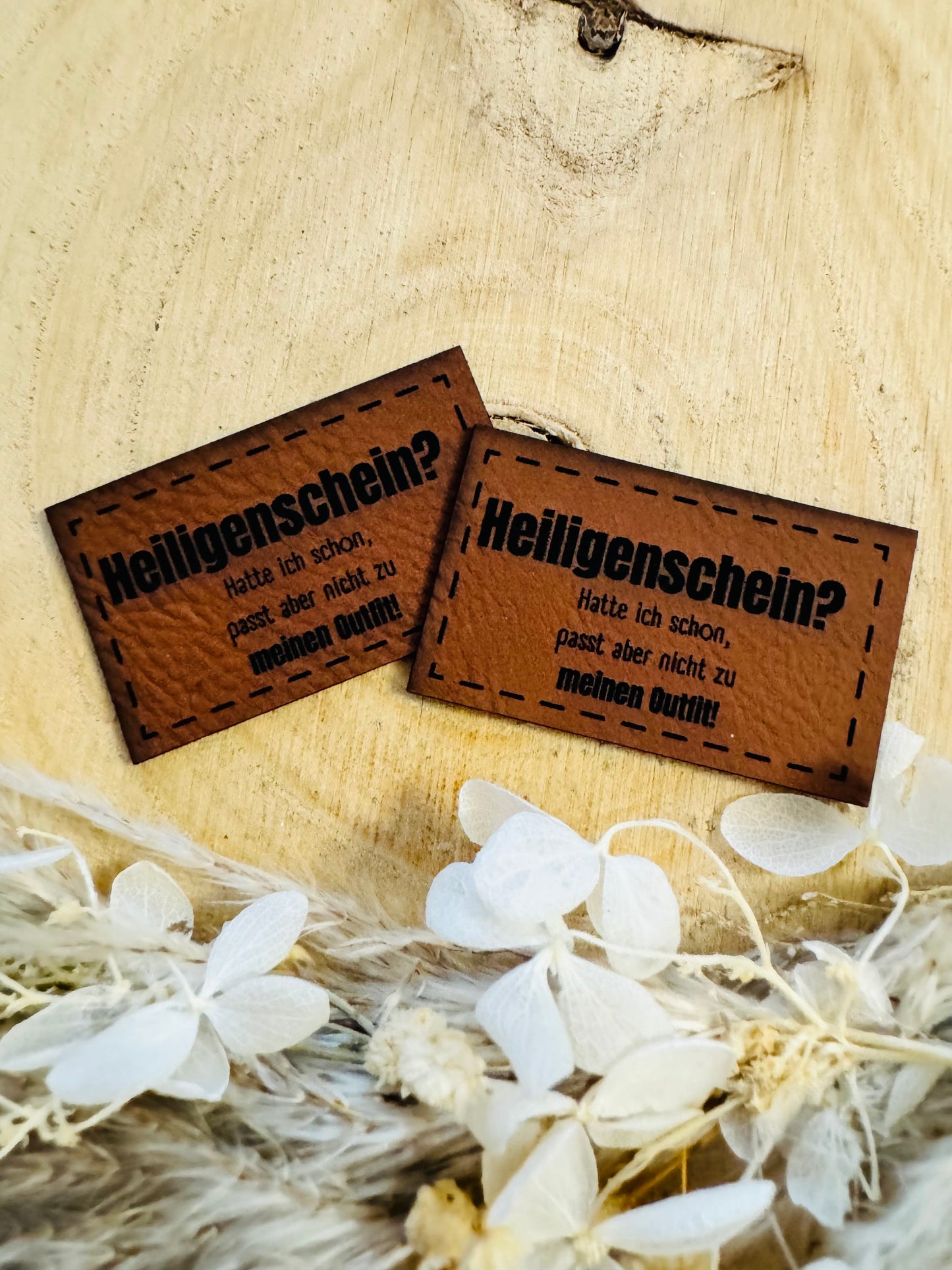 braunes Kunstlederlabel mit dem Spruch Heiligenschein Fragezeichen Hatte ich schon, passt aber nicht zu meinem Outfit