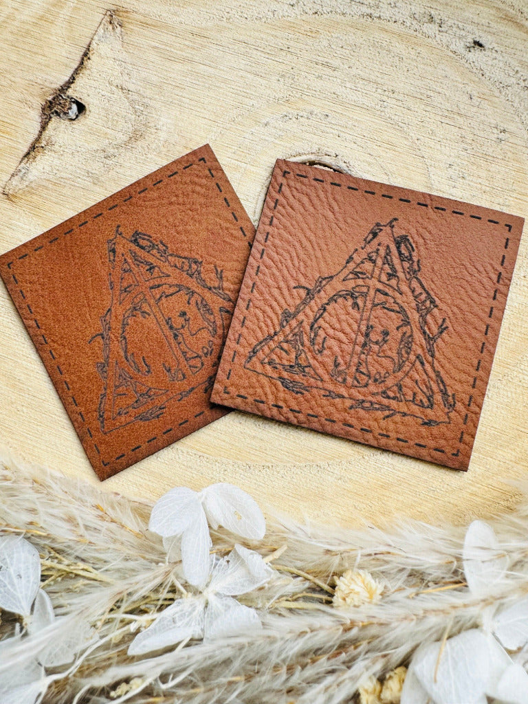 superweiches braunes Kunstlederlabel mit einer abgebildeten Kugel in einem Dreieck