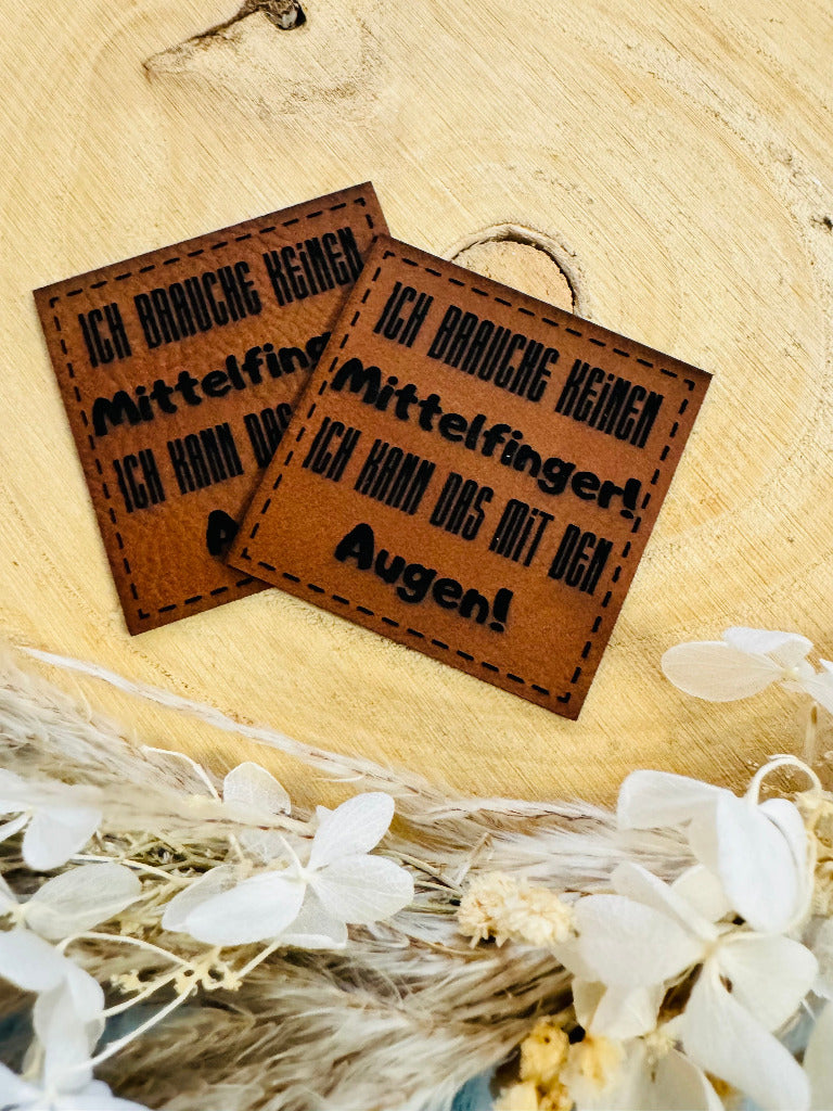 superweiches braunes PU-Label mit dem Spruch Ich brauche keinen Mittelfinger. Ich kann das mit den Augen Ausrufezeichen