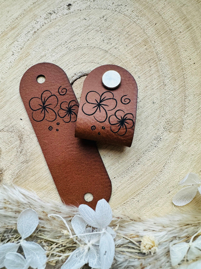 weiches braunes Knick Kunstlederlabel zum Schrauben mit Motiv Blumen