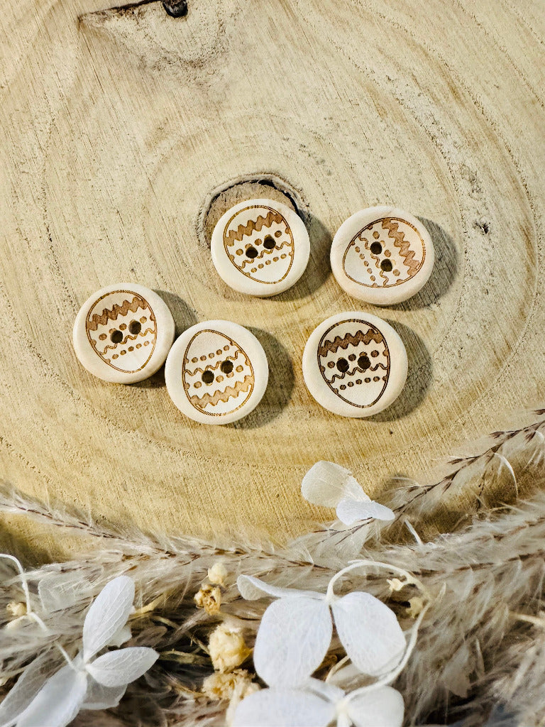 Holzknopf rund mit einem abgebildeten Osterei