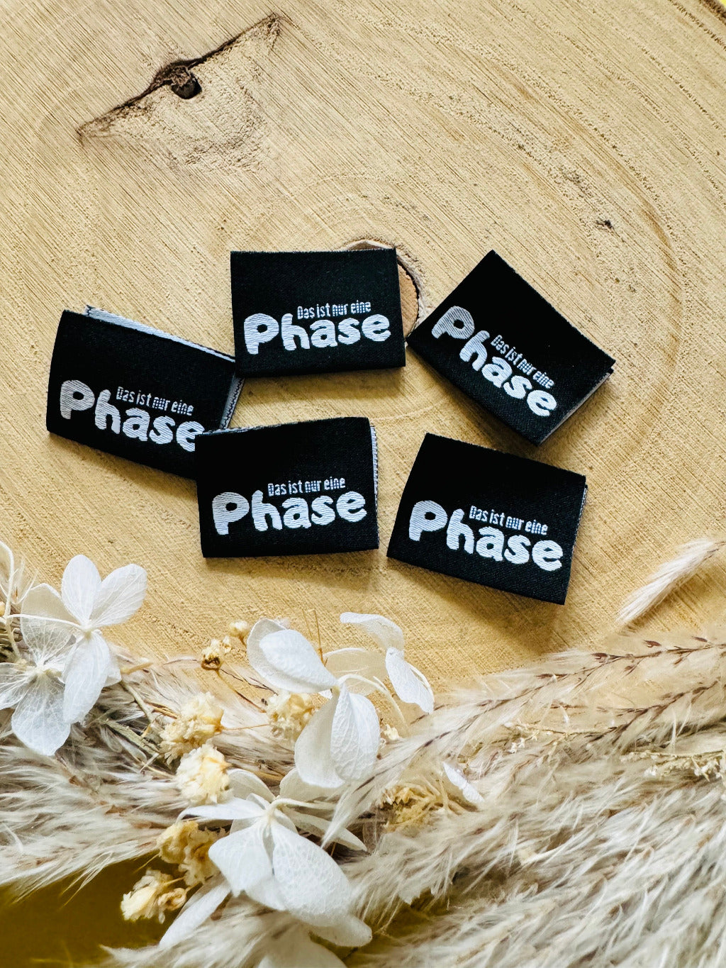 schwarzes Weblabel mit dem Spruch das ist nur eine PHASE in weisser Schrift
