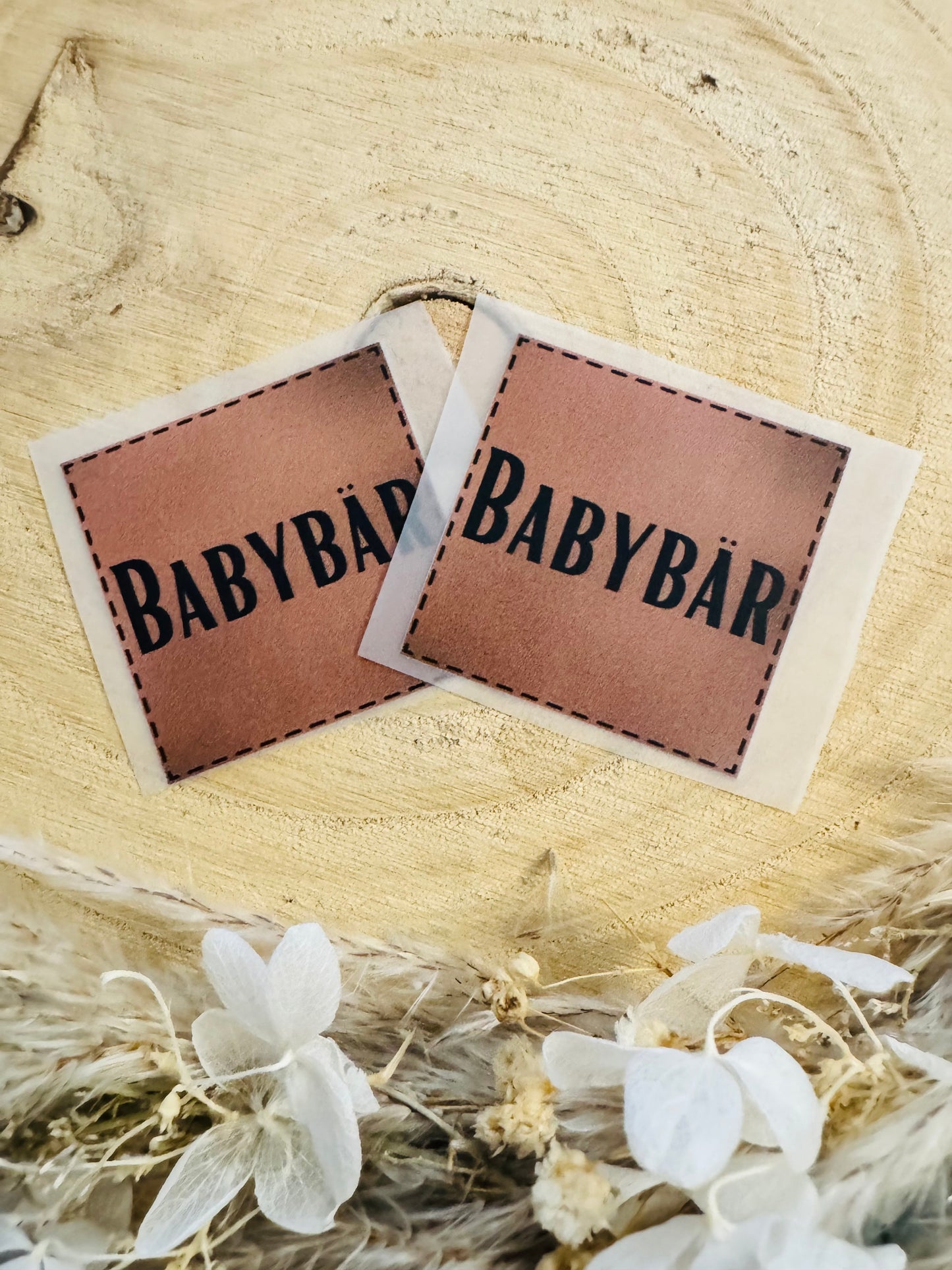Bügellabel in Kunstlederoptik mit dem Spruch BABYBÄR