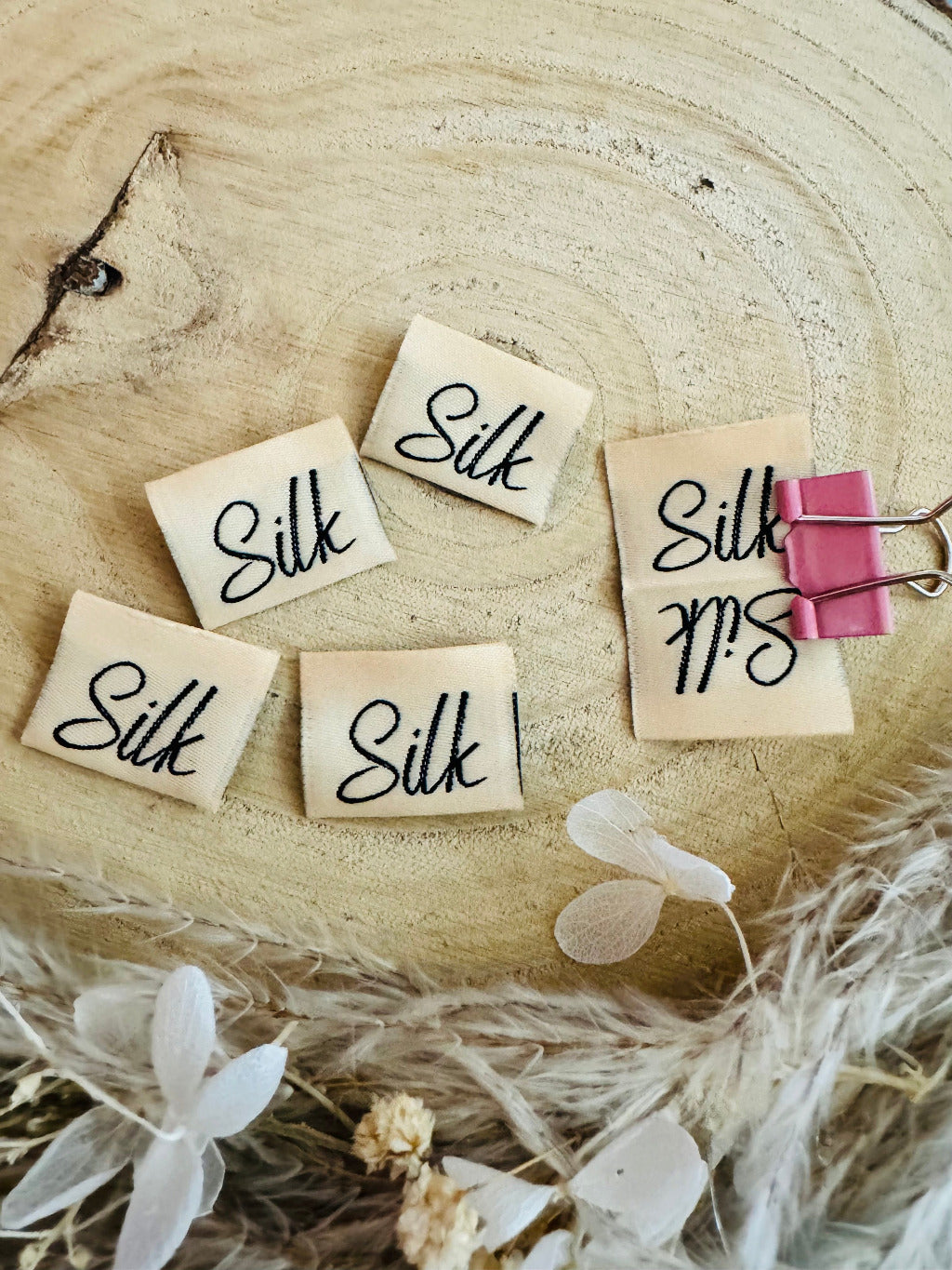 beiges Weblabel mit dem Spruch Silk in schwarzer schrift
