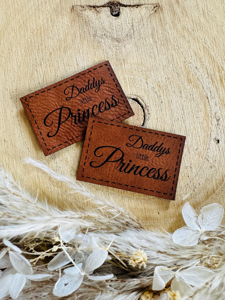 superweiches braunes Kunstlederlabel mit dem Spruch Daddys little Princess in schöner schwarzer Schrift