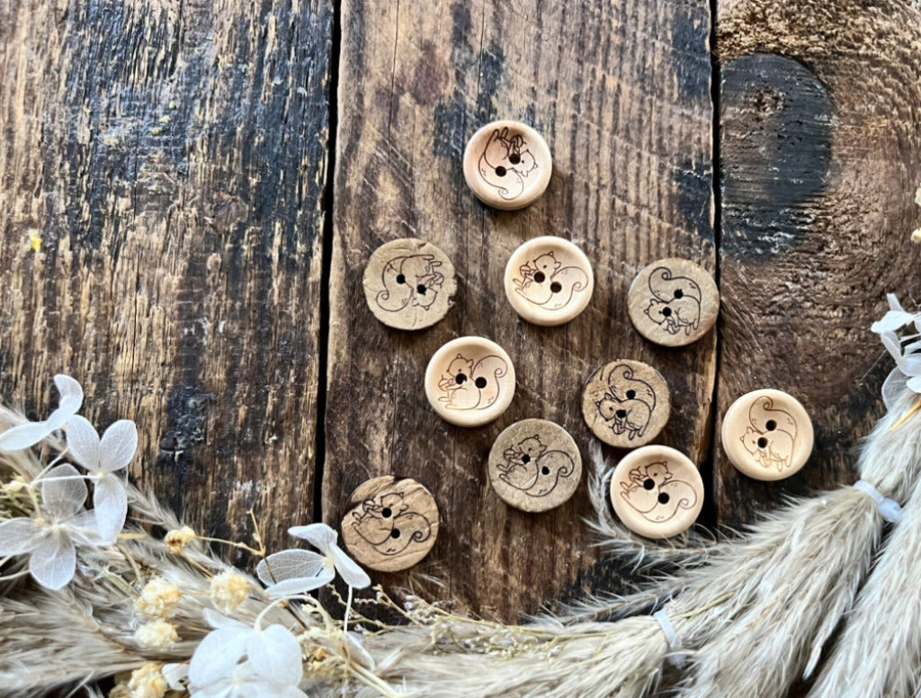 runder Holz und Kokos Knöpfe mit einem sitzenden Eichhörnchen Größe 20 mm
