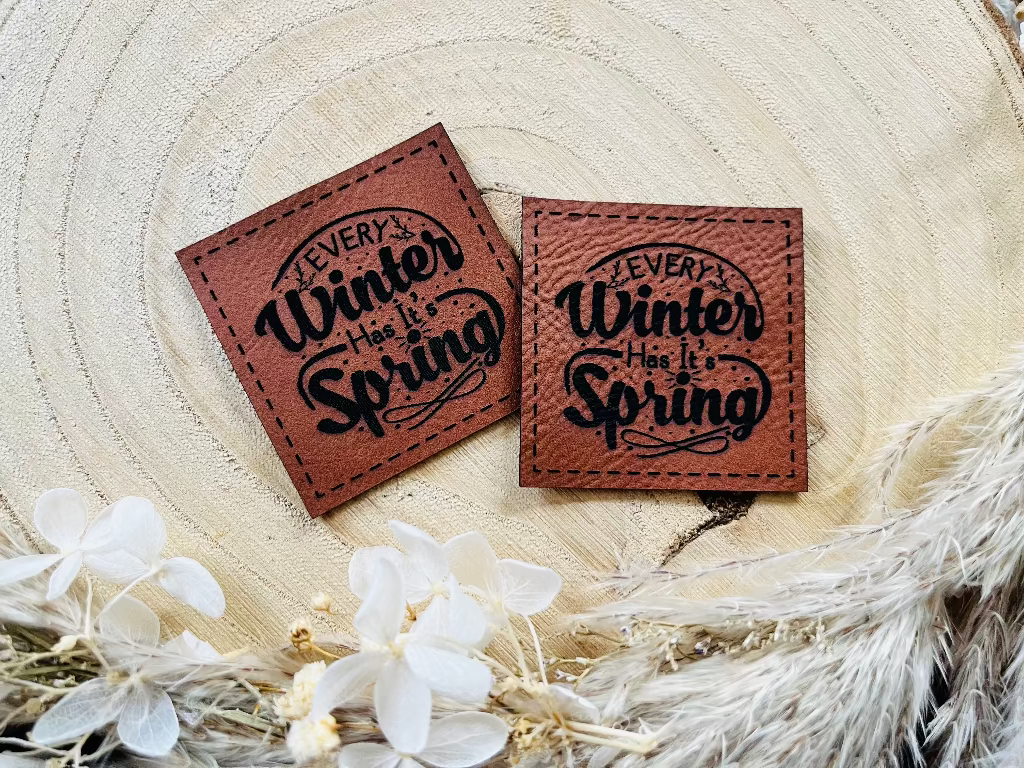 braunes Kunstleder Label mit dem Spruch Every Winter has Its Spring